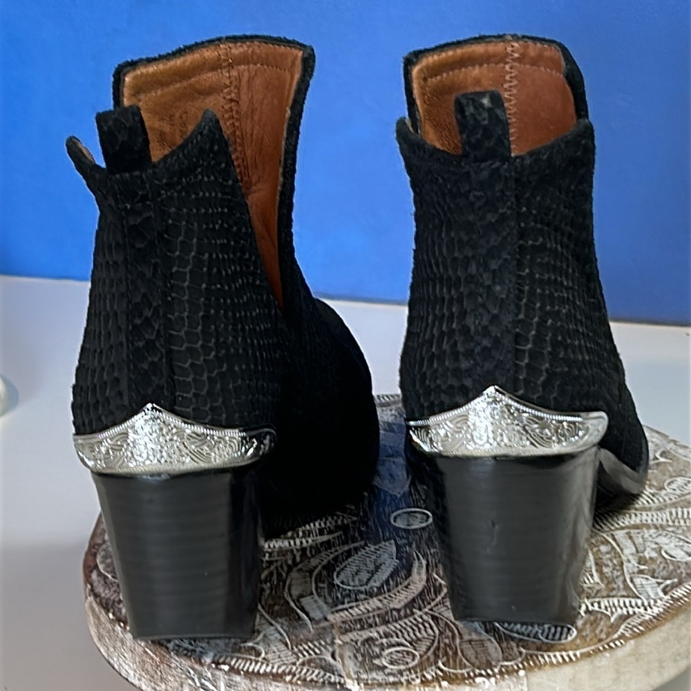 JEFFREY CAMPBELL BLACK SNAKESKIN DESIGN BOOTIES SIZE 6 - Picture 3 of 12